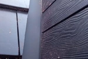 Kielgoot uit zinc tussen Koramic Nuevo pannen en Cedral Click Wood